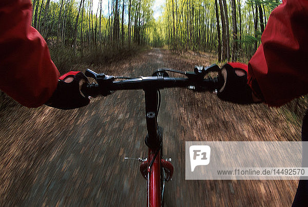 Fahrradfahren auf dem Trail Chugiak AK Spring Riders Perspective