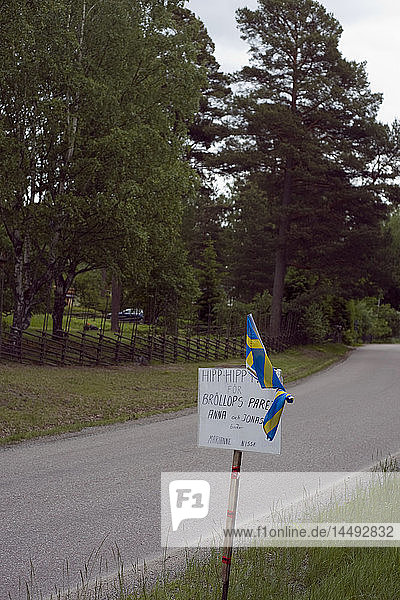 Information sign with Swedish flag next to road