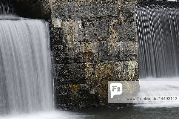 Ein Wasserfall in einem alten Industriegebiet  Norrkoping  Schweden.