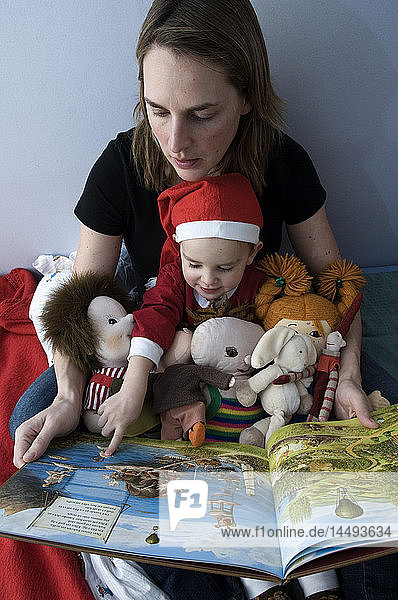 Eine Mutter und ihr Kind lesen gemeinsam ein Buch  Schweden.