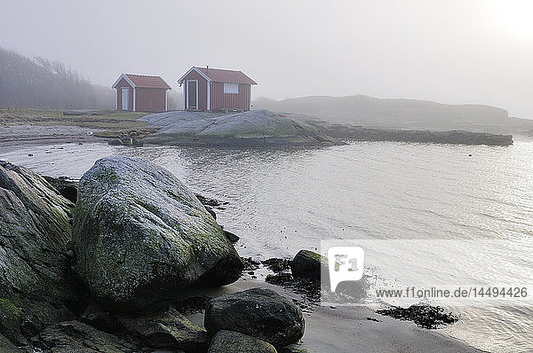 Bootshaus im Nebel am Meer  Schweden.