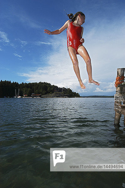 Ein Mädchen springt ins Wasser  Schweden.