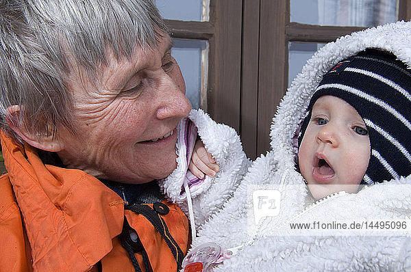 Eine Großmutter und ihr Enkel an einem Wintertag  Schweden.