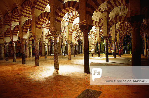Innenansicht der Moschee mit Bogen und Säulen