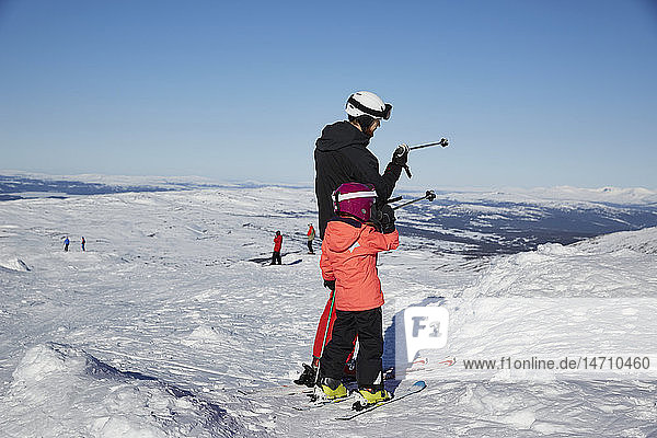 Vater und Sohn beim Skifahren