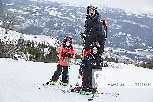 Vater und Söhne beim Skifahren