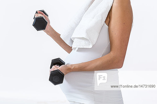 Schwangere Frau treibt Sport