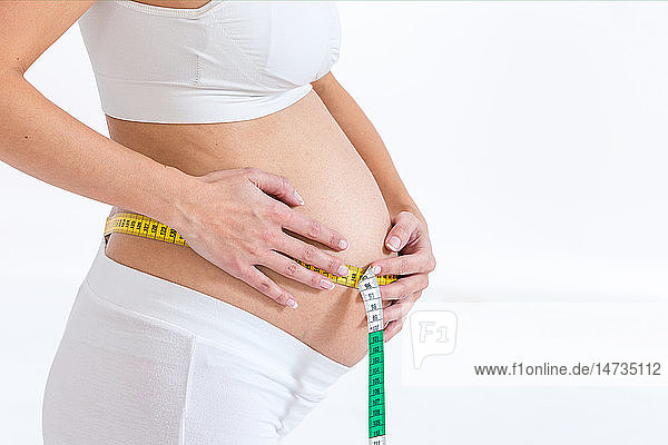 Taillenumfang einer schwangeren Frau