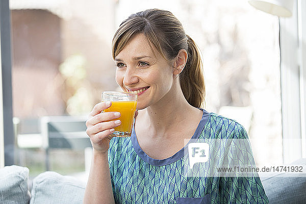 Frau trinkt frischen Fruchtsaft.