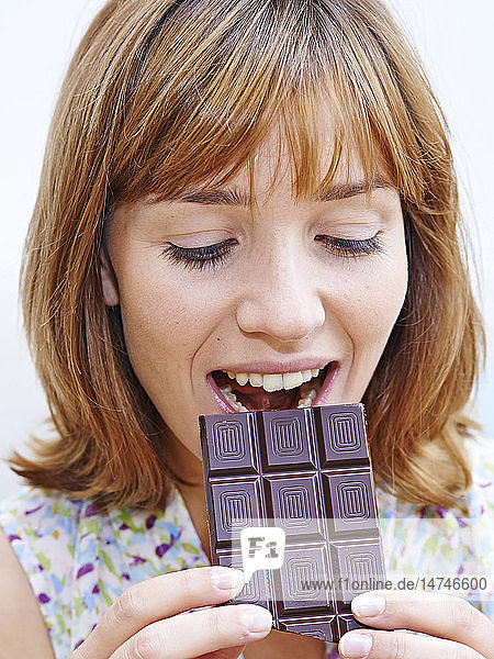 Frau isst Schokolade.