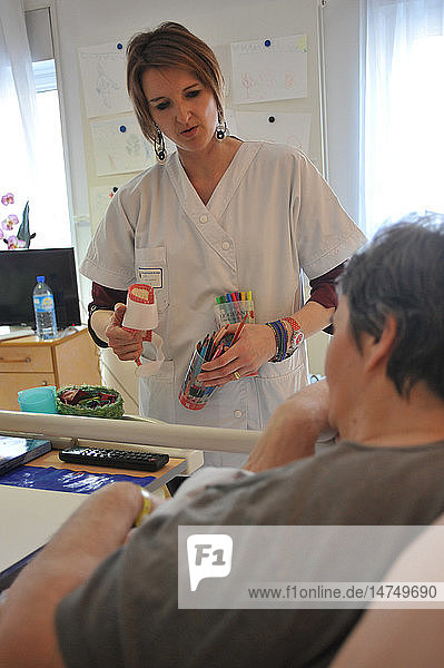 Reportage on art therapy in Ham hospital’s long-stay unit  France. Art therapy sessions are offered to residents in order to maintain or rehabilitate their motor  cognitive and sensory functions as well as social ties. The art therapist attaches great importance to self-esteem. She considers that touch  contact and considerate gestures are vital for the success of the workshops.