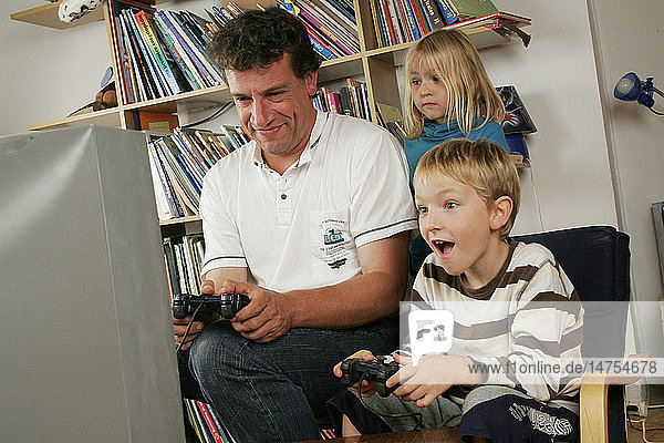 FAMILY PLAYING VIDEO GAME