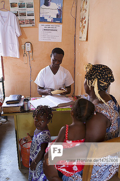 Reportage in einem Gesundheitszentrum in Lome  Togo. Medizinische Beratung.