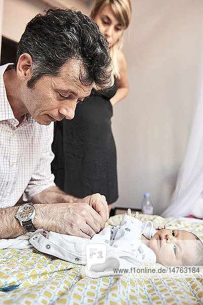 Reportage über eine Hebamme in Lyon  Frankreich. Kontrolle der Nabelschnur eines 7 Tage alten Babys.