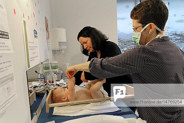 Reportage in einem französischen Mütter- und Kinderschutzzentrum in Chateaubriant  Frankreich. Konsultation mit einem Kinderarzt. Messung der Länge des Babys.