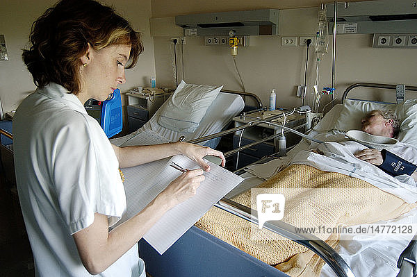 ELDERLY HOSP. PATIENT WITH NURSE