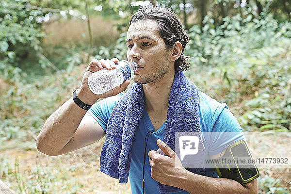 Jogger trinkt Wasser.