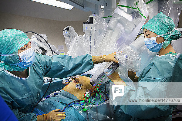 Reportage in einem Operationssaal während einer Hysterektomie mit dem da Vinci Roboter®. Entfernen des Roboters am Ende der Operation.