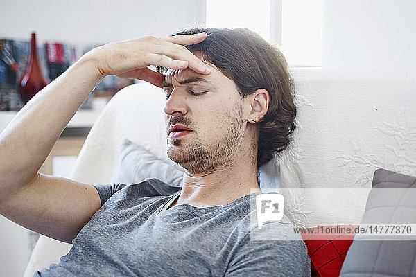 Mann mit Kopfschmerzen