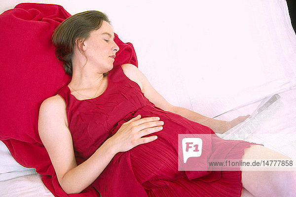 PREGNANT WOMAN INDOORS READING