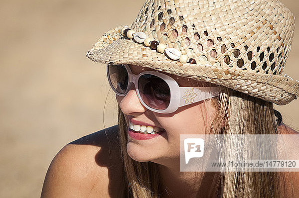Porträt einer jungen Frau am Strand.