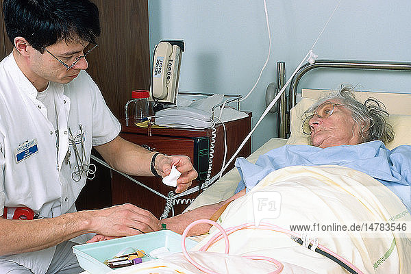 ELDERLY HOSP. PATIENT WITH NURSE