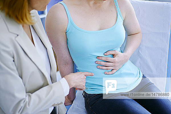 Weibliche Patientin mit Unterleibsschmerzen.