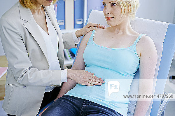 Arzt bei der Untersuchung des Bauches eines Patienten.