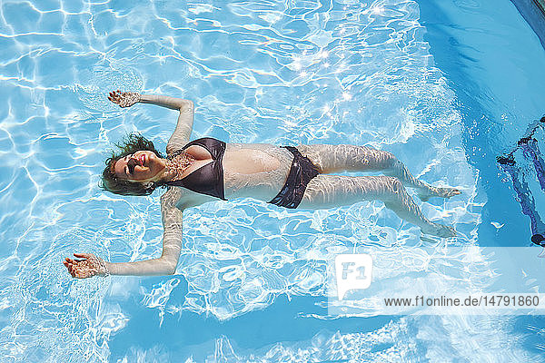 Schwangere Frau entspannt sich im Schwimmbad.