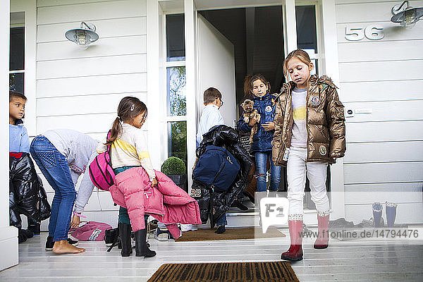 Reportage in einer Grossfamilie in der Schweiz. Herr und Frau Gomori haben 8 Kinder im Alter zwischen 4 und 16 Jahren. Sie wollten schon immer eine große Familie haben. Die ältesten Kinder kümmern sich um die kleinsten  und alle helfen bei der Hausarbeit mit.