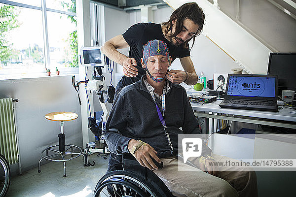 The first Cybathlon will be held in Switzerland in October 2016. It is a competition for athletes equipped with bionic devices (robotized prosthetic legs and arms motorized wheelchairs exoskeletons bikes using electrical muscle stimulation and brain-computer interface races). This competition helps raise public awareness on the evolution of work on robotic assistive technology and strengthens exchanges between research teams. Among the French teams is ENS Lyon. This team will take part in the cycle race with a bike that has electrical muscle stimulation as well as the brain-computer interface race during which tetraplegic athletes steer their avatar during virtual races using brain signals. The team leader Vince will be one of the pilots. He has been tetraplegic since a bike accident and is a physics researcher. He changed his research to technology which can help handicapped people in their daily lives. He is training for the brain computer interface race with Amine a postdoc researcher in physics. He is wearing an EEG helmet which enables his neuronal activity to be tracked. The team has to determine the signals that are the most perceptible and isolatable on the EEG so that a computer action can be attributed to an “order from the brain.