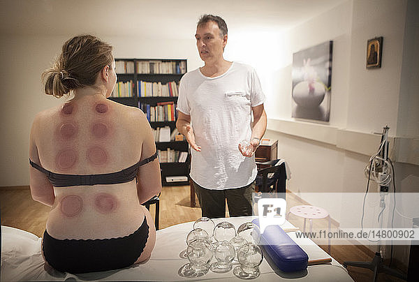 Reportage on a therapist who specialises in traditional Chinese medicine. Applying cupping-glasses massages connective tissue and improves vascularisation in the skin and muscle layers. This technique strengthens blood and lymph flow as well as metabolic exchange and the immune system.