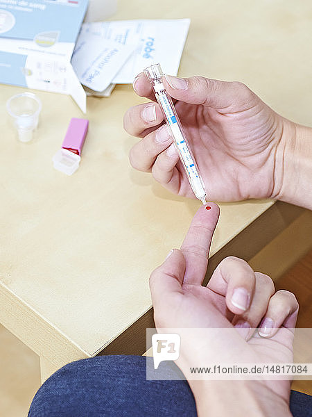 Der autotest VIH® ist ein HIV-Schnelltest  den Sie zu Hause durchführen können.