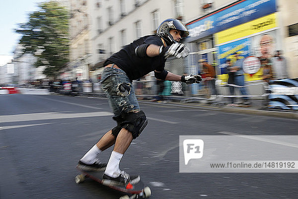 Eislaufwettbewerb in der Rue Menilmontant  Paris.