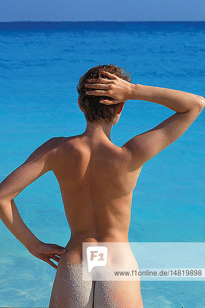 NUDE WOMAN