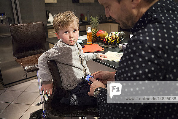 Reportage on the daily life of Oscar  a 3 and a half-year old boy who has type 1 diabetes. Oscar has a glucose sensor and insulin pump. Oscar’s father adjusts the settings on his son’s insulin pump.
