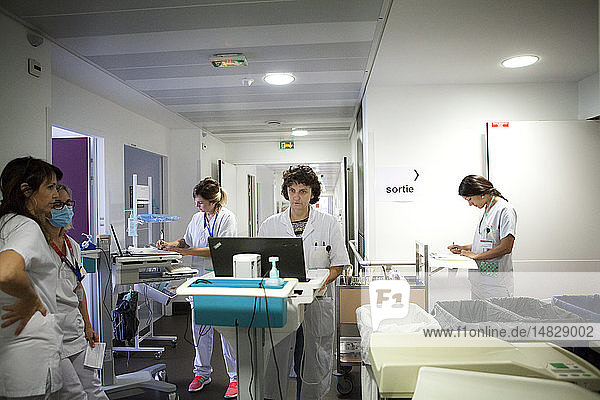 Reportage über die pädiatrische Abteilung eines Krankenhauses in Haute-Savoie  Frankreich. Ein Arzt  Krankenschwestern  ein Assistenzarzt und eine Hilfsschwester.