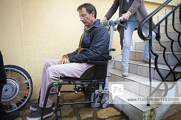 Vance ist querschnittsgelähmt und benutzt ein scalamobil® (einen mobilen motorisierten Treppenlift)  um mit Hilfe seiner Frau die Treppen in seinem Haus zu bewältigen.