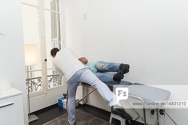 Reportage über einen HNO-Arzt in Nizza  Frankreich  der Patienten behandelt  die unter Schwindel leiden. Manuelle Behandlung des benignen paroxysmalen Lagerungsschwindels (BPPV) bei einem Patienten. Die Behandlung besteht aus einer vestibulären Manipulation (vor allem das Semont- oder Epley-Manöver).
