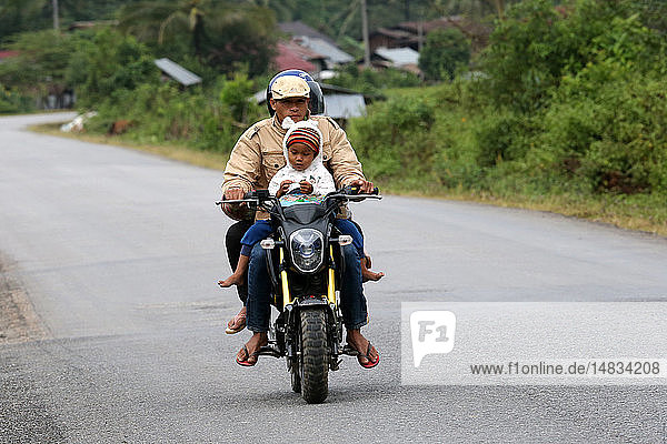 Provinz Vientiane. Motorrad auf der Straße.