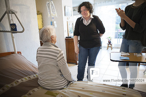 Reportage über einen häuslichen Pflegedienst in Savoie  Frankreich. Eine Hilfskrankenschwester unterhält sich mit einer Patientin.