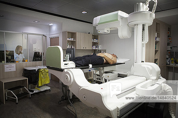 Reportage in einem radiologischen Zentrum in Haute-Savoie  Frankreich. Ein Techniker führt eine Arthographie der Schulter durch.