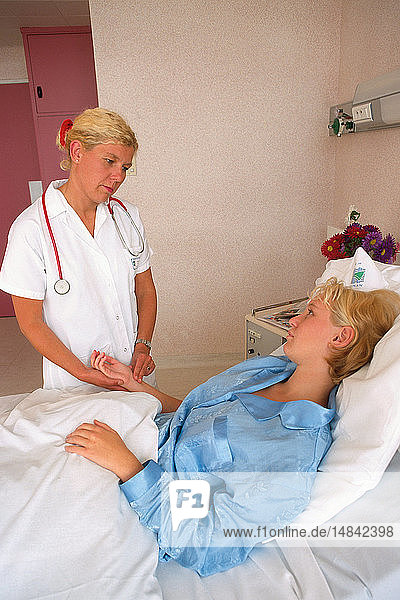WOMAN HOSPITAL PATIENT W. NURSE
