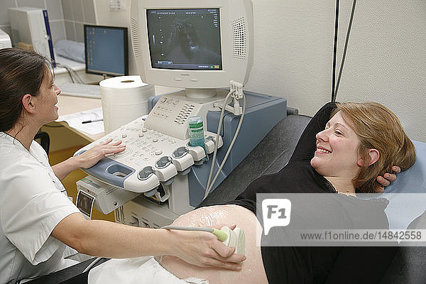 PREGNANT WOMAN ULTRASONOGRAPHY