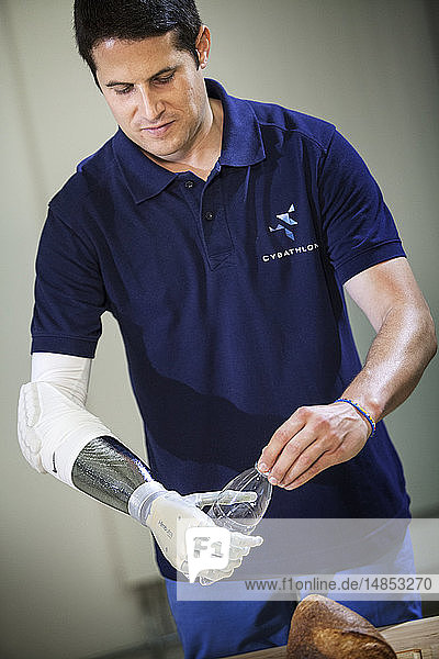 Michel Fornasier wird einer der Moderatoren des Cybathlons sein. Er trägt eine bionische Handprothese und führt eine der Cybathlon-Disziplinen für die Medien vor. Michel hat mehr als ein Jahr gebraucht  um den Umgang mit seiner bionischen Hand zu erlernen.