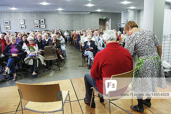 Theaterstück über die Alzheimer-Krankheit von der Theatergruppe Inattendu  organisiert von der Gemeinde Eure  Frankreich  für Patienten und pflegende Angehörige.