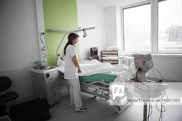 Reportage über die pädiatrische Abteilung eines Krankenhauses in Haute-Savoie  Frankreich. Eine Hilfsschwester.