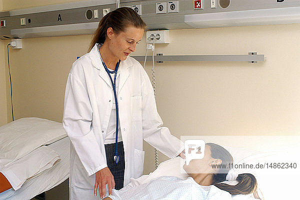 WOMAN HOSPITAL PATIENT W. DOCTOR