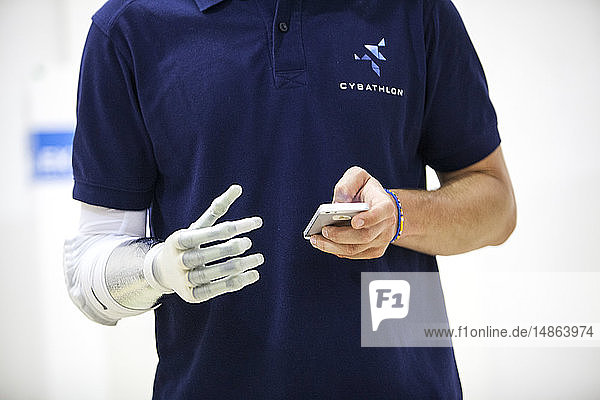 Michel Fornasier wird einer der Moderatoren des Cybathlons sein. Er trägt eine bionische Handprothese und führt eine der Cybathlon-Disziplinen für die Medien vor. Michel hat mehr als ein Jahr gebraucht  um den Umgang mit seiner bionischen Hand zu erlernen.