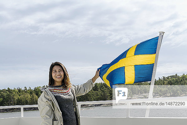 Jugendliches Mädchen zeigt schwedische Flagge